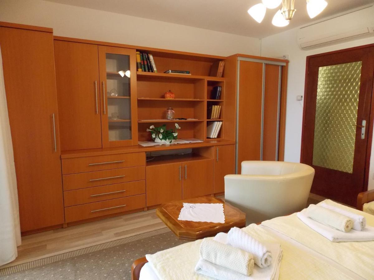 Apartments Cutic Malinska Esterno foto